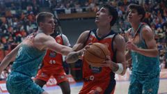 Caio Pacheco busca una canasta durante el duelo contra el Menorca.