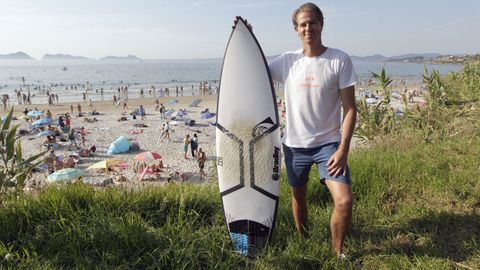 Adri�n Seoane, socio de PradoSurf Escola, lleva m�s de veinte a�os practicando surf en Patos