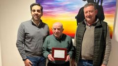 El alcalde y concejal de Obras de Oroso entregaron a Antonio Leborn una placa conmemorativa por su centenario. En estos 100 aos, este colchonero ha tenido tres hijos, siete nietos y ocho bisnietos; y, desde hace una dcada, vive con su hija y nieto en el municipio Orosino.