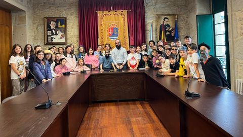 Alumnos de quinto del colegio Castelao en el saln de plenos del Concello de Rianxo.