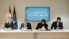 Antonio Sieira, de Ignis EQT, a la derecha, en la firma del memorando entre las Administraciones, la empresa y Alcoa