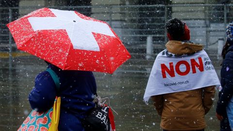 Protestas en Suiza contra la ley covid que impone el certificado para acceder a bares y restaurantes