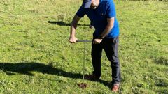 Extracci�n de muestras de suelo en la laguna de Lucenza (en el municipio de Quiroga) para el estudio edafol�gico realizado por Augusto P�rez Alberti