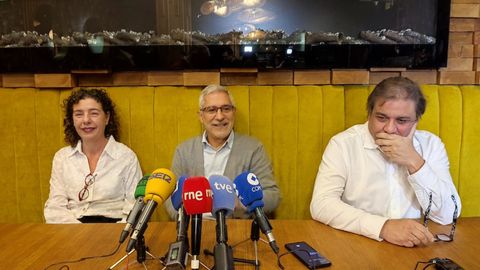 Los concejales de IU-Convocatoria por Oviedo Cristina Pont�n, Gaspar Llamazares y Alejandro Su�rez.