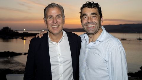 Rafa Dom�nguez, portavoz del PP en Pontevedra, celebr� su 50 cumplea�os en Los 3 Monos de Aguete, en Mar�n. Con el presidente de la Diputaci�n de Pontevedra y del PP de Pontevedra, Luis L�pez