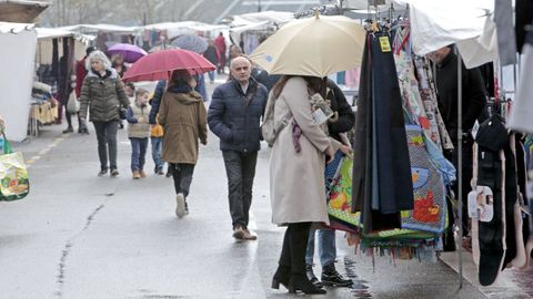 Mercadillo ambulante en el recinto ferial de Pontevedra, ubicaci�n actual que el PSOE quiere cambiar