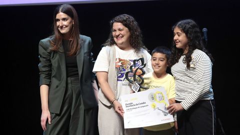 PREMIO PROVINCIA DE A CORUÑA: CEIP CAMPANARIO (PORTO DO SON). Melisa Pagliaro, directora de Márketing y RSC de Gadisa, entregó el premio a Irene Romero Blanco, coordinadora del trabajo ganador, y a los alumnos María Rodríguez Segur y Matías Caamaño Lijó. El galardón para los ganadores provinciales está patrocinado por Gadis y asciende a 2.000 euros.