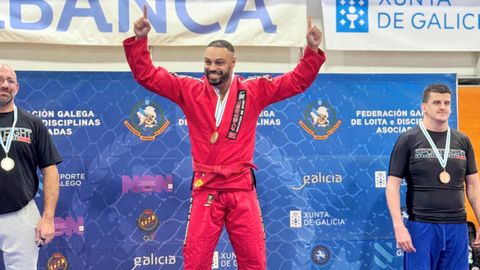 Maikon Lapa celebrando su victoria en el podio.