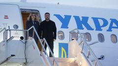 Zelenski y su mujer, Olena, a su llegada a Calgary, a donde llegaron procedentes de Noruega