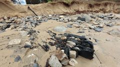 El temporal descubre restos arqueol�gicos en la playa de Area en Viveiro