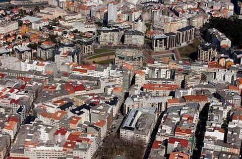 Una imagen a�rea del Agra del Orz�n y, algo m�s al fondo, el Paseo de los Puentes.