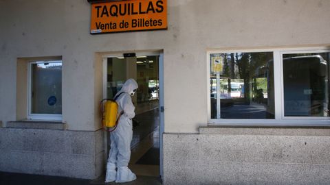 Militares de la UME desinfectando la estaci�n de autobuses