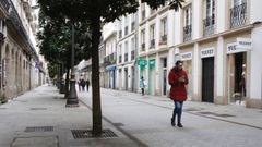 En la calle de la Reina, pleno centro de Lugo, las persianas de los comercios contin�an bajadas
