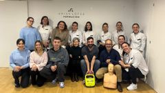 La clnica dental Arias Lpez, ubicada en el nmero 84 de la calle San Roque de Lugo, acaba de instalar un desfibrilador externo automtico (DEA), que pone a disposicin de los vecinos y vecinas de la zona.