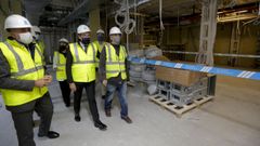 El presidente de la Xunta, Alberto N��ez Feijoo, visitando las obras de reforma interior que se est�n realizando en cuatro plantas del Chuac. En la foto, acompa�ado por el arquitecto de la fase cero, Jorge Iglesias Fiallega (a su izquierda) y por los conselleiros de Sanidade, Julio Garcia Comesa�a, y de Infraestruturas, Ethel V�zquez