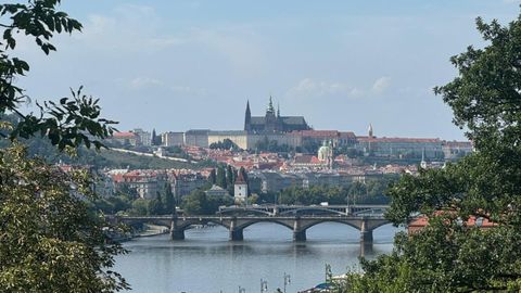 Al fondo, tras el ro Moldava, el castillo de Praga.