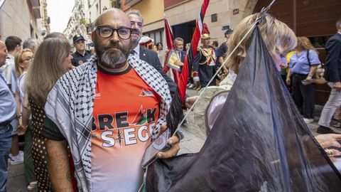El activista Sergio Toribio participó en Logroño en la procesión en honor de San Bernabé, portando banderas de Palestina, en apoyo a Gaza. 