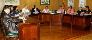 Fern�ndez (en el centro) dirigi�ndose a los grupos de la oposici�n en un momento del pleno. 