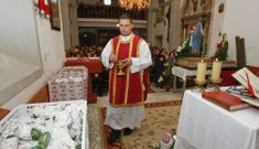 El sacerdote Manuel Mayo, ayer, en el santuario de Oca, durante la ceremonia en honor a san Blas. 