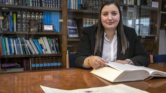 Esther Avil�s recogi� hace unos d�as en el Rectorado de A Coru�a el premio extraordinario fin de m�ster