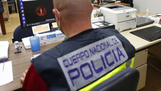 En una imagen de archivo, un agente especializado en ciberdelincuencia de la Policía Nacional