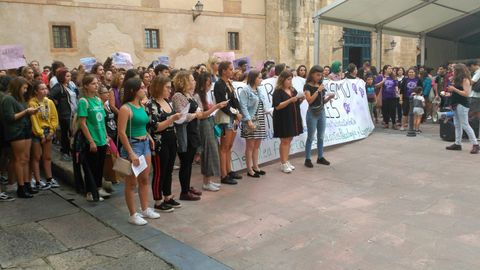 Las alumnas de la asamblea de estudiantes leen el manifiesto