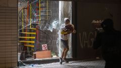Saqueo de un comercio en Barcelona durante los graves disturbios registrados el d�a 24 y tras los que est� la red Blocus.