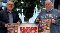 Miembros de la asociaci�n Ferro Vello con los carteles de la feria de antig�edades que organizan este fin de semana en Los Rosales