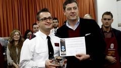 Edwin Chaverra (izquierda) recoge el primer premio entregado por Jos� Ram�n L�pez Besteiro, presidente de la Diputaci�n de Lugo