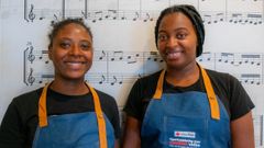 Dos de las participantes en el plan de empleo desarrollado por Cruz Roja durante el 2023 en Burela