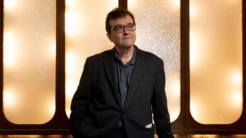 El escritor Javier Cercas posa para Europa Press en un desayuno de prensa, en el Caf� Comercial, a 26 de febrero de 2026, en Madrid.