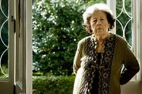 Julia Uceda, junto a su casa del valle de Serantes.