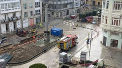 Los bomberos, en la Praza de Santo Domingo tras el escape de gas