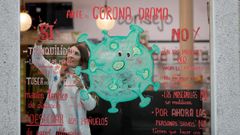 Escaparate dunha farmacia de Lugo con consellos para previr o contaxio
