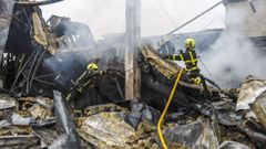 Rescatadores trabajan en un edificio da�ado por las bombas rusas en Kiev