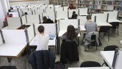 Imagen de archivo de alumnos en la biblioteca de la facultad de Medicina de Santiago
