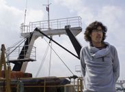 El patr�n mayor de Mar�n en el puerto, con un barco local de Gran Sol abanderado en Francia. 