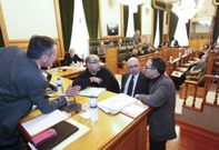 El alcalde, Cela, Reyes y Brunete concertaron al inicio del pleno la intervenci�n de los emigrantes. 