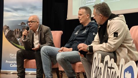 De izquierda a derecha, el vicepresidente de la Diputaci�n, el alcalde de Cedeira y el regidor de Cerdido y presidente de turno de la asociaci�n del xeoparque, en la presentaci�n del mi�rcoles en el auditorio�cedeir�s