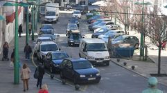 Distintos tipos de veh�culos circulando ayer por la plaza del Callao, en el centro de Ferrol.