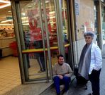 Un desempleado de larga duraci�n pide ante un supermercado.