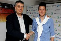 El director general, Jos� Luis Sa�z, acompa�� a Lidia en la firma.