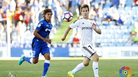 N�stor Susaeta en una jugada del Getafe-Real Oviedo