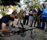 Voluntarios ucranianos reciben instrucciones sobre el manejo de armas en Mari�pol. 