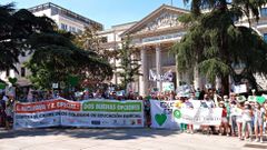 Las familias de los centros de educaci�n especial se manifestaron el pasado d�a 23 de junio ante el Congreso para exigir el mantenimiento de los servicios
