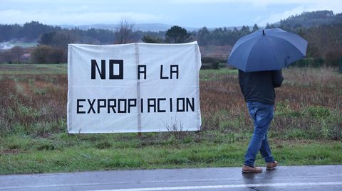 La pancarta m�s visible, sobre todo para la conductores, est� en una finca junto a la Vila de Negreira