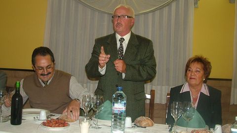 Miguel Cano L�pez, de pie, en el homenaje que le tributaron sus compa�eros en el a�o 2009, con motivo de su pase a la segunda actividad.