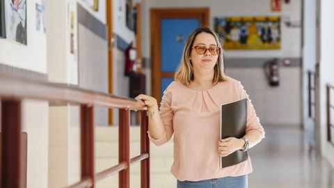 Antes de trabajar en Laln estuvo muchos aos de interina, desde el 2015, por diferentes localidades de Galicia. Como conserva un resto visual, es autnoma y no necesita apoyos tecnolgicos
