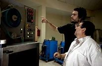 Oliver Laxe, de escuro, durante o proceso de edici�n da premiada �Todos v�s sodes capit�ns�