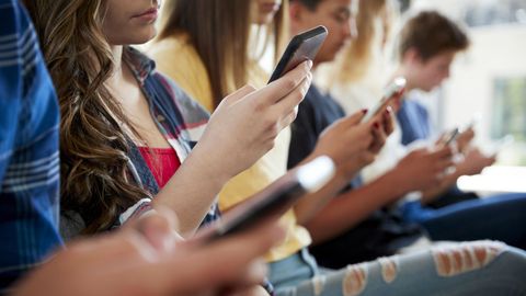 Imagen de archivo de unos adolescentes utilizando los tel�fonos m�viles.